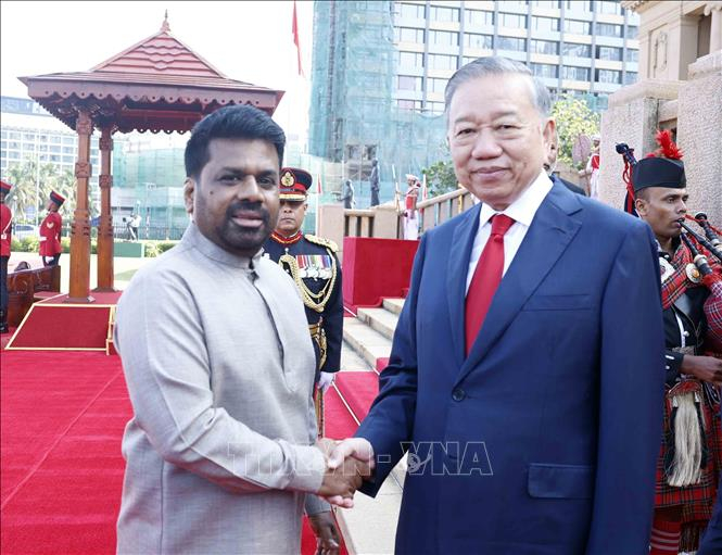 Tổng thống Sri Lanka Anura Kumara Dissanayake đón Tổng Bí thư, Chủ tịch nước Tô Lâm. Ảnh: Thống Nhất/TTXVN