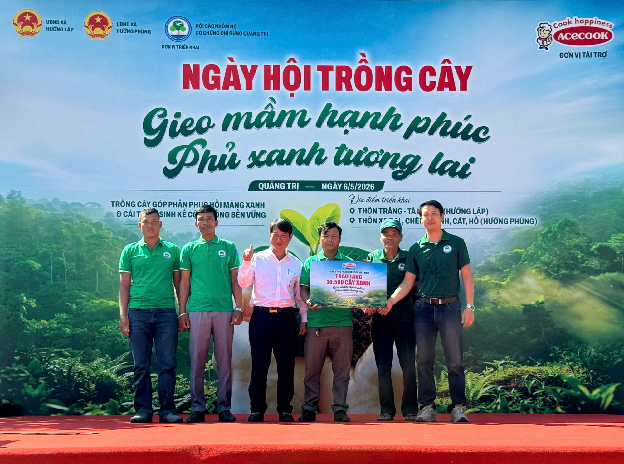 Ông Võ Đức Duy - Phó giám đốc chi nhánh Đà Nẵng, đại diện Acecook Việt Nam tiến hành trao tặng 10.500 cây giống cho đại diện Hội các nhóm hộ có chứng chỉ rừng Quảng Trị, tổ chức địa phương và đại diện Ban quản lý rừng cộng đồng các thôn - Ảnh: ACV