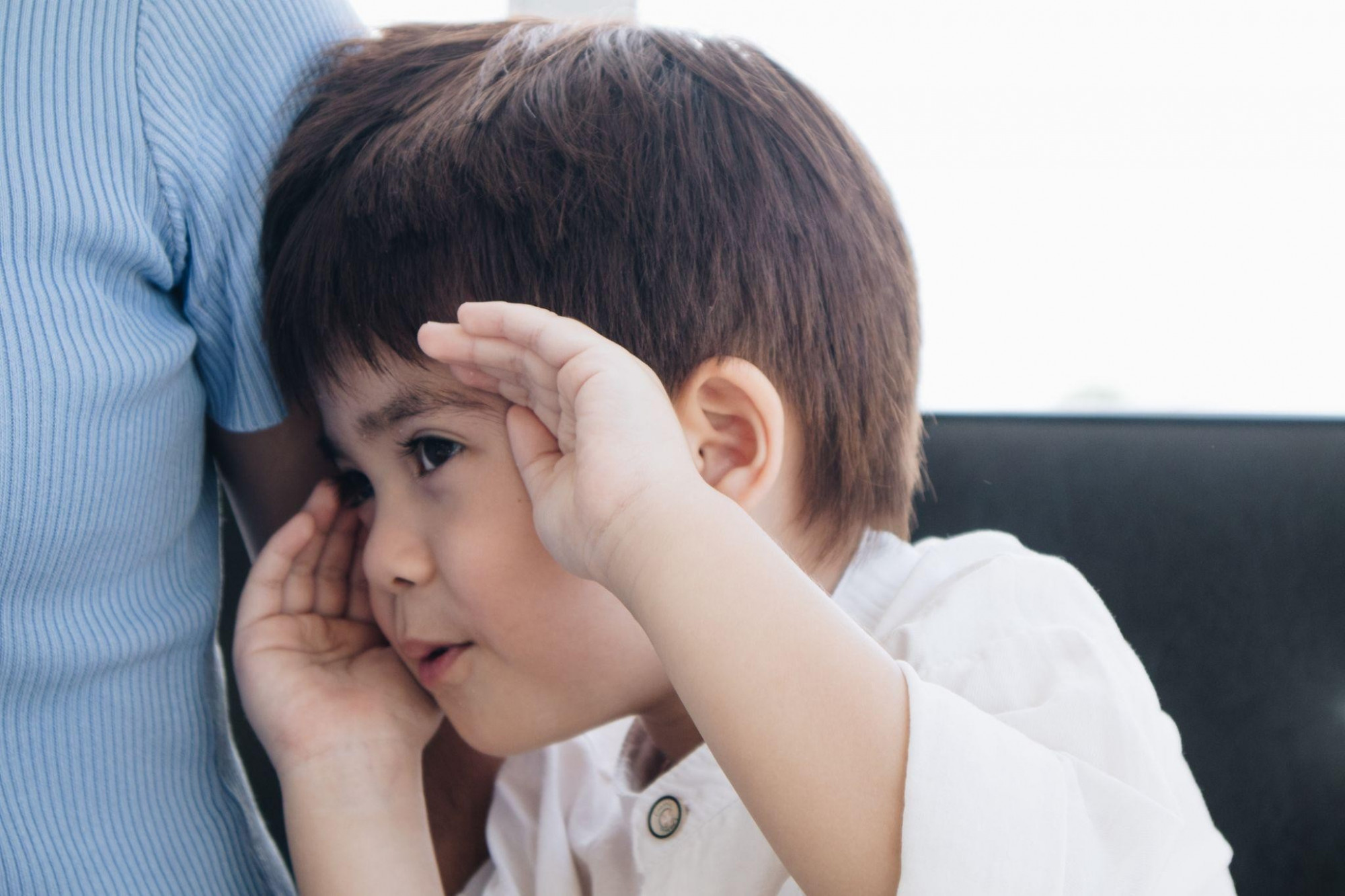 Thiếu môi trường thực hành khiến con lúng túng khi giao tiếp - Ảnh: iStock