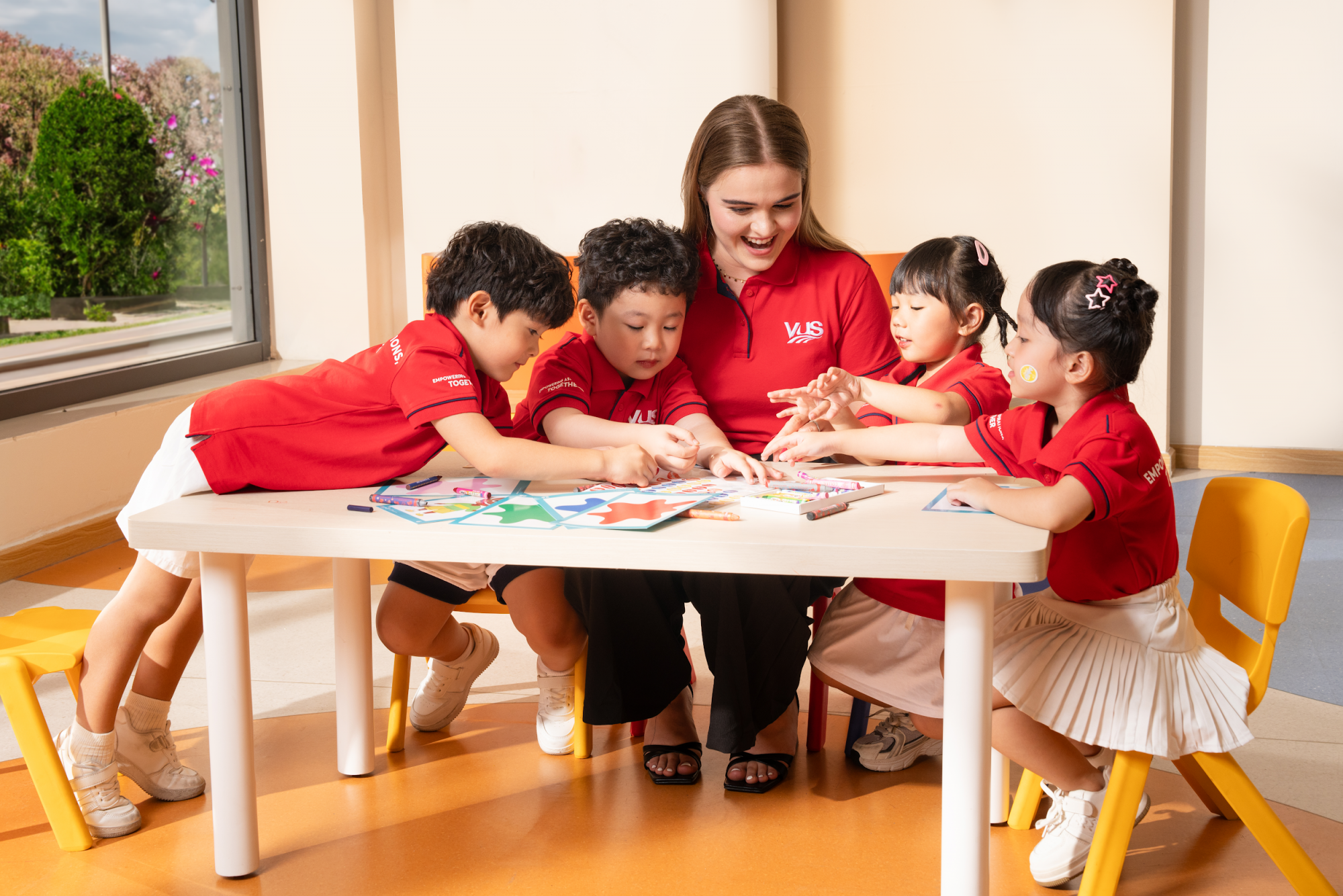 Mỗi giờ học tiếng Anh tại VUS là một hành trình khám phá thế giới đầy màu sắc - Ảnh: VUS