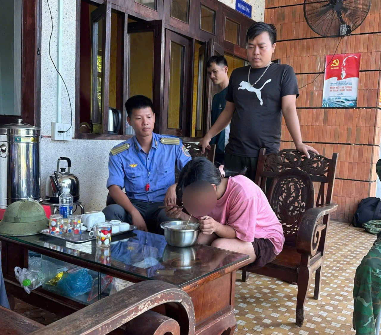 người phụ nữ trẻ được đưa về trụ sở Công an xã Chân Mây - Lăng Cô và được chăm sóc, phục hồi sức khỏe