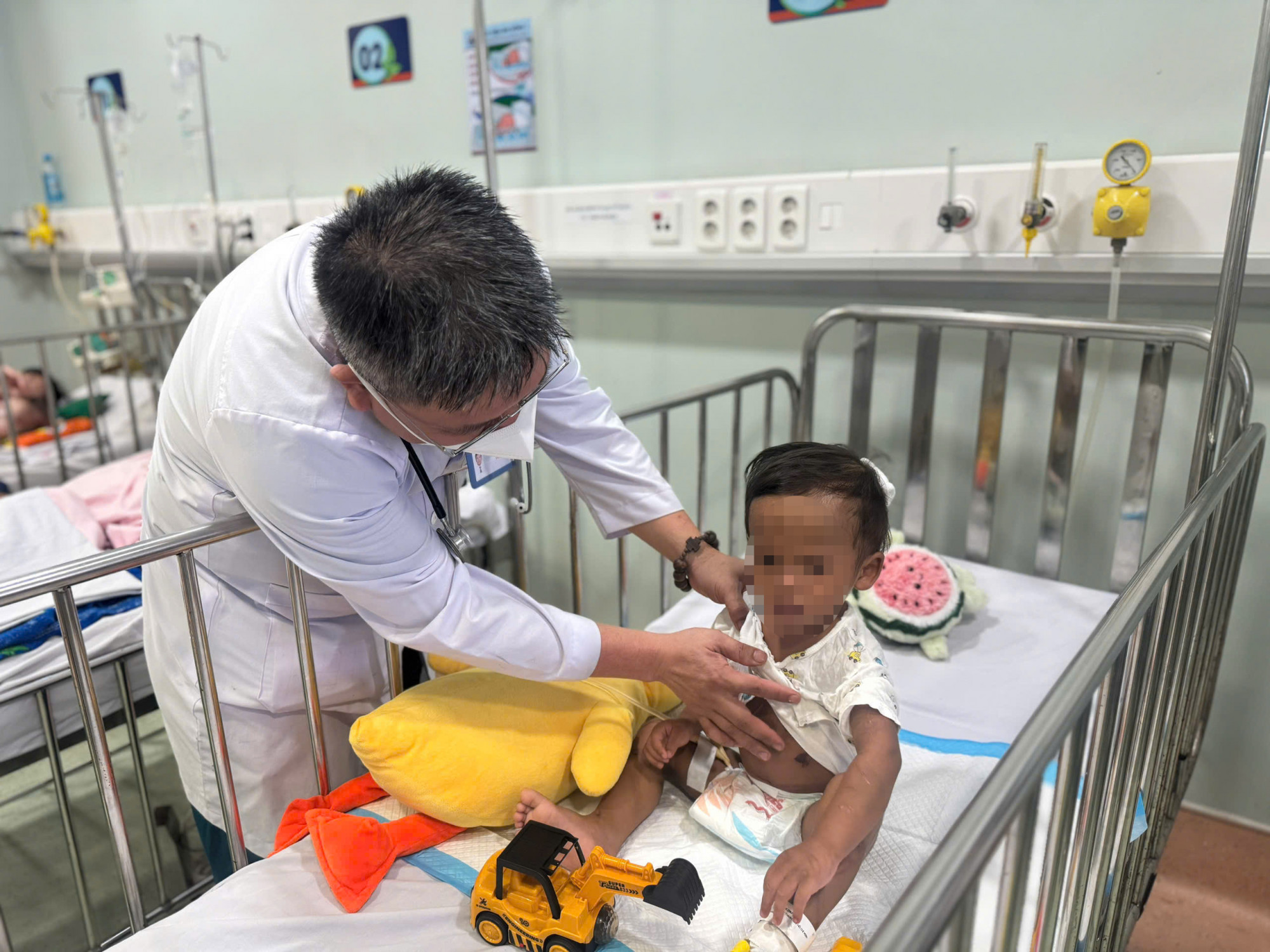 Bác sĩ Bệnh viện Nhi đồng 1 thăm khám cho bé K.