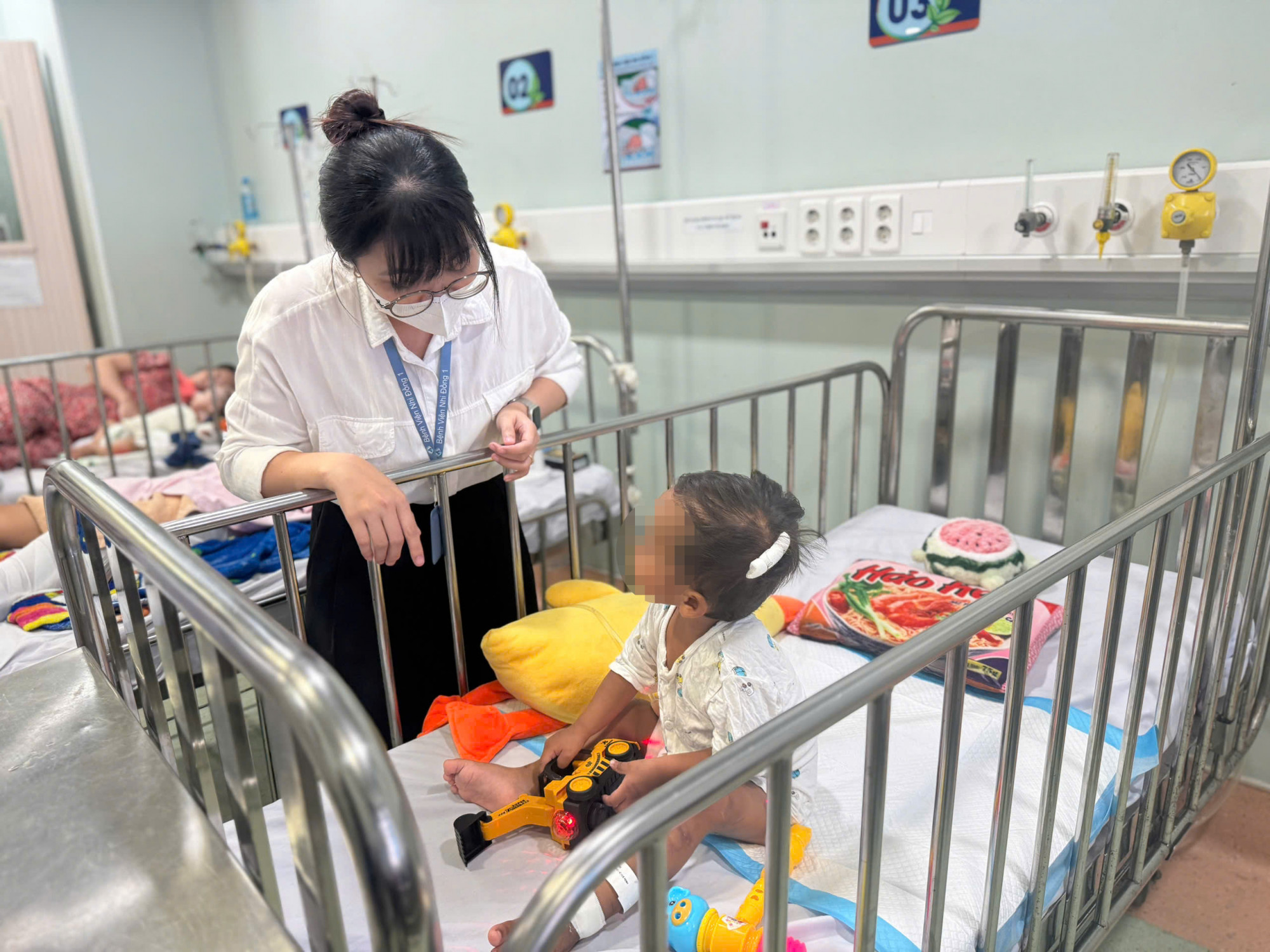 Hiện bé K. đang được nhân viên y tế tại bệnh viện chăm sóc, điều trị