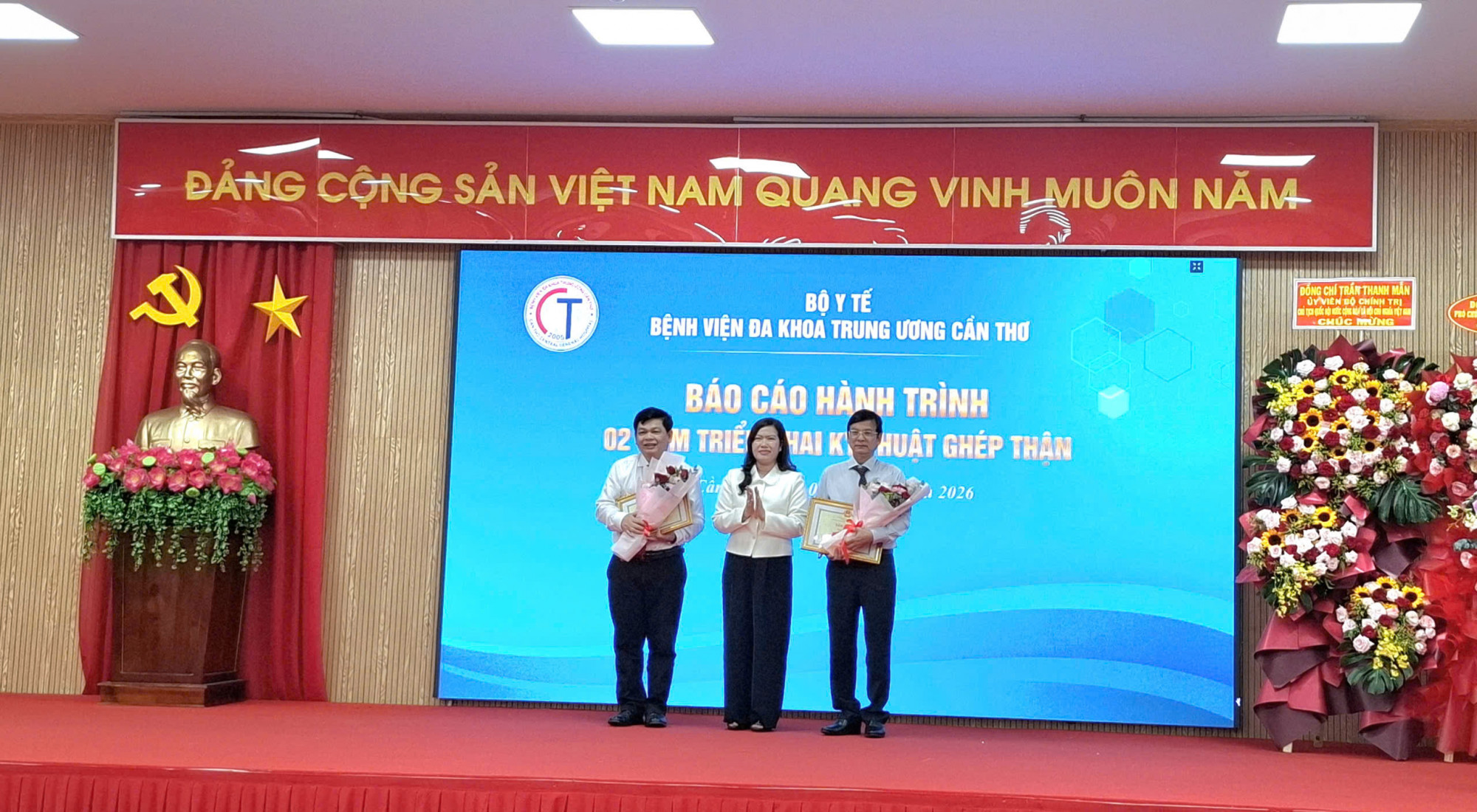 Bà Nguyễn Thị Ngọc Điệp - Phó chủ tịch UBND TP Cần Thơ tặng hoa chúc mừng BV đa khoa Trung ương Cần Thơ. Ảnh: CTV