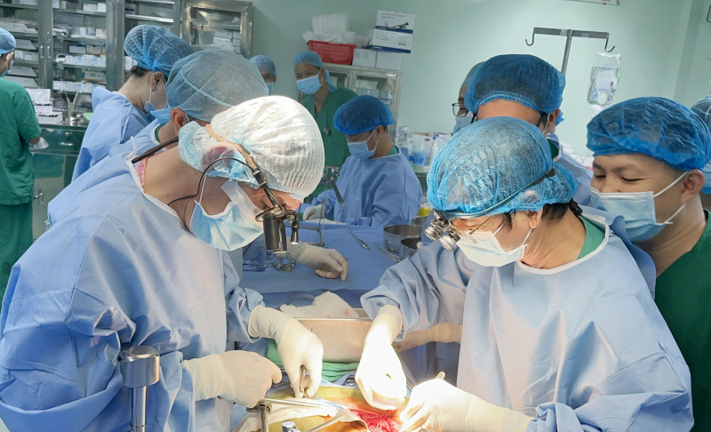 Các bác sĩ thực hiện ghép thận ở BV đa khoa Trung ương Cần Thơ... Ảnh: CTV