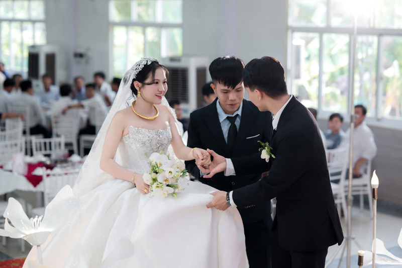 Cô dâu được anh trai dắt tay trong lễ đường, trao lại cho chú rể