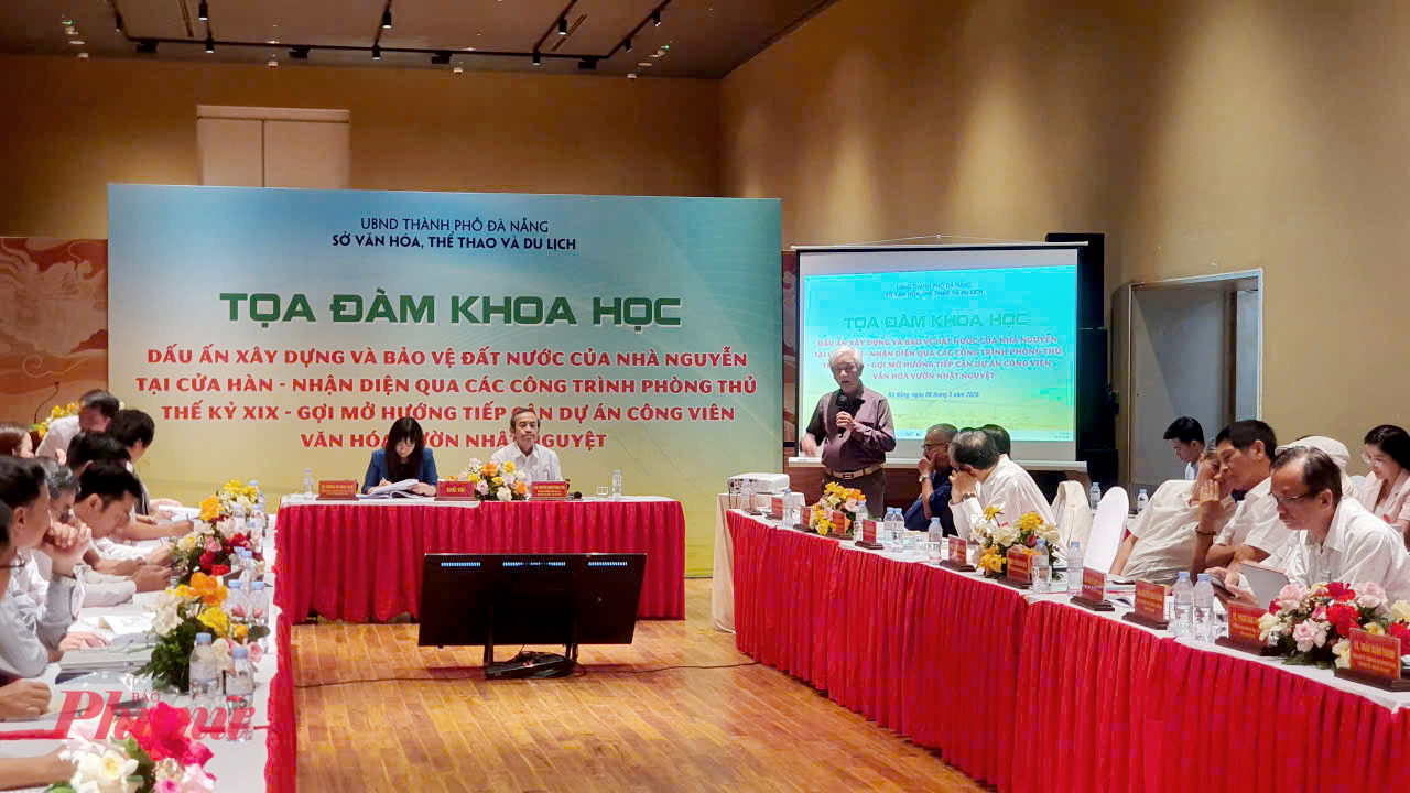 Nhà sử học Dương Trung Quốc trình bày tại toạ đàm.
