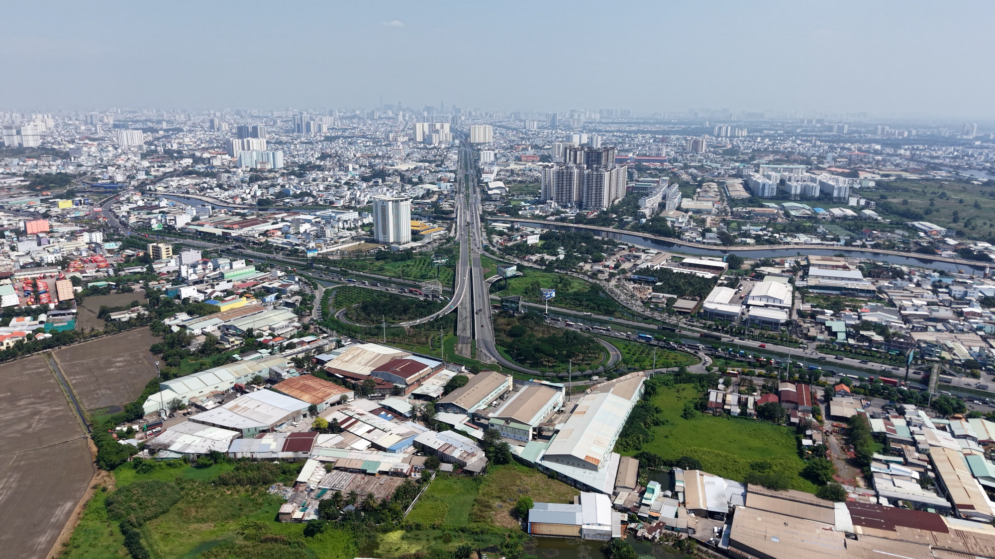 Điểm cuối Đại lộ Võ Văn Kiệt kết nối trực tiếp Quốc lộ 1A tại huyện Bình Chánh cũ (TPHCM) - Ảnh: Dragon Eden