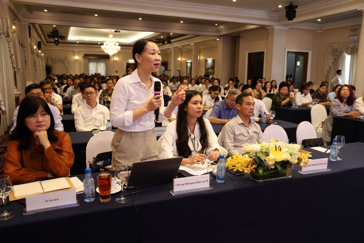 Đại diện Chi cục Hải quan TPHCM trả lời kiến nghị của doanh nghiệp