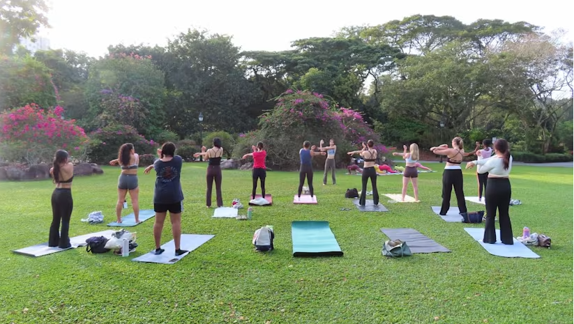 Từ pilates đến câu lạc bộ ăn tối, các nhóm xã hội do phụ nữ lãnh đạo đang cung cấp cho phụ nữ trẻ ở Singapore những cách mới, ít áp lực, dựa trên hoạt động để gặp gỡ và xây dựng tình bạn.