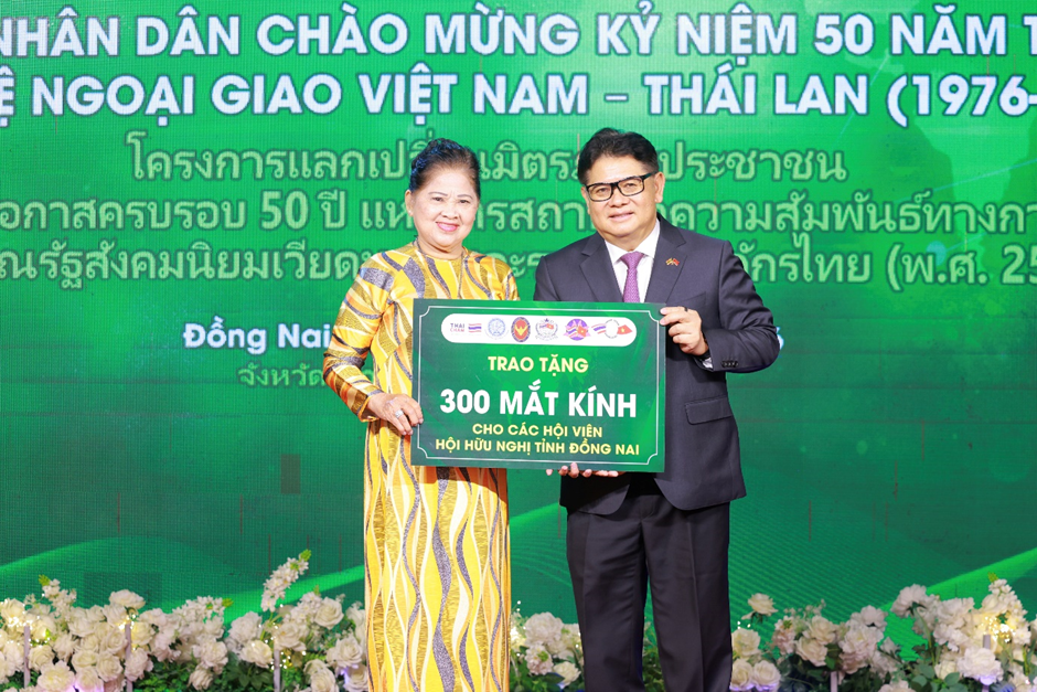 Ông Montri Suwanposri -  Phó chủ tịch C.P. Việt Nam, trao tặng mắt kính cho hội viên Hội Hữu nghị Việt Nam - Thái Lan tỉnh Đồng Nai - Ảnh: C.P.