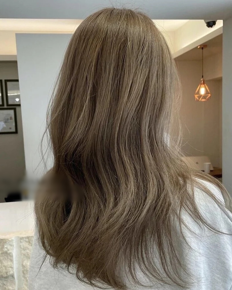 Với những cô nàng muốn thử gam màu tóc lạnh mà không quá nổi bật thì sắc nâu olive phủ sương là lựa chọn hợp lý - Ảnh: B321