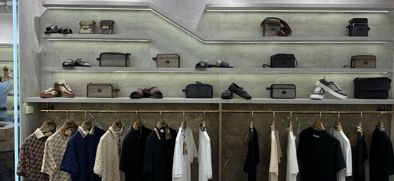 Các sản phẩm nghi giả mạo Gucci, Burberry 