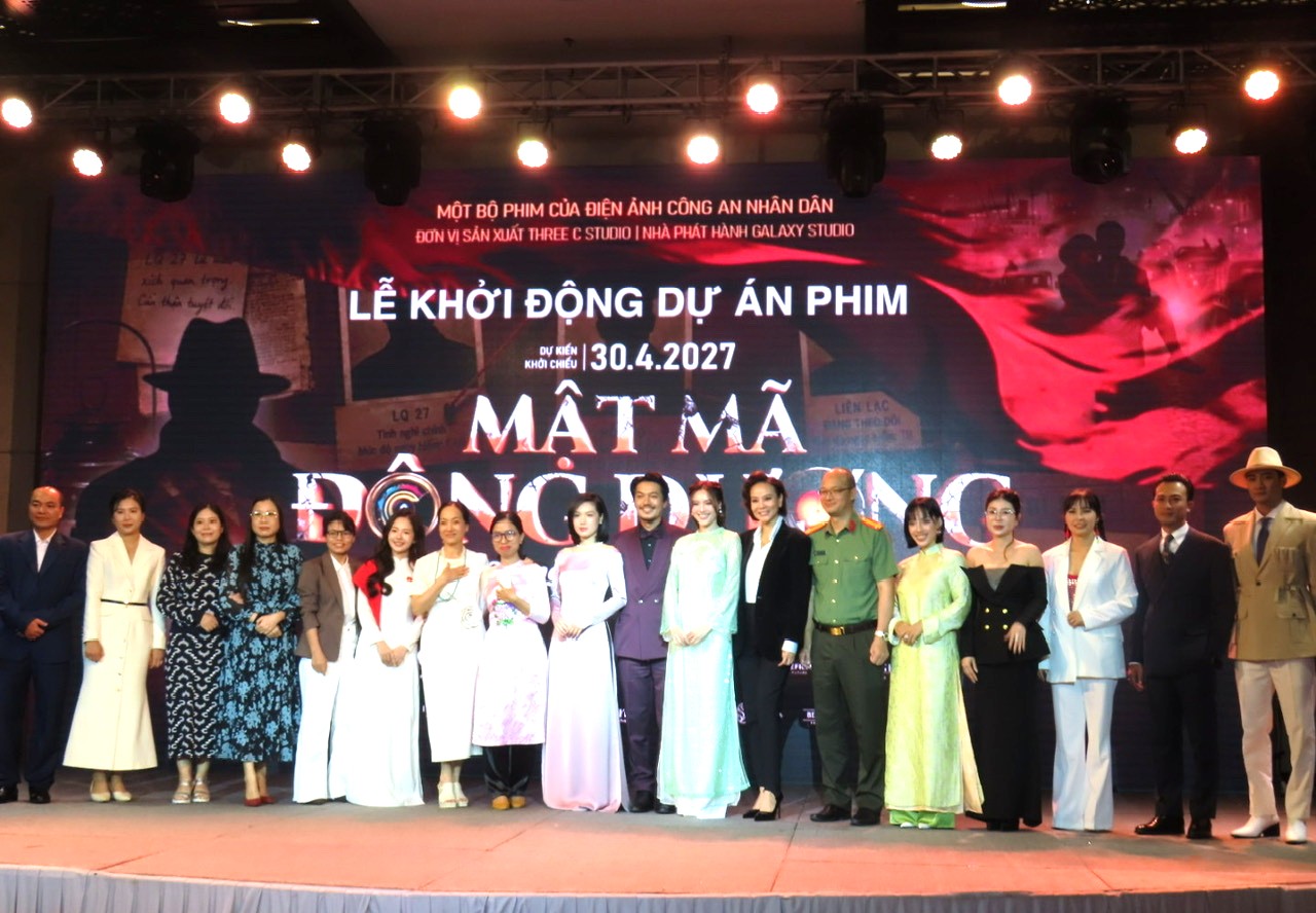 Ê kíp phim Mật mã Đông Dương trong buổi ra mắt chiều ngày 8/5