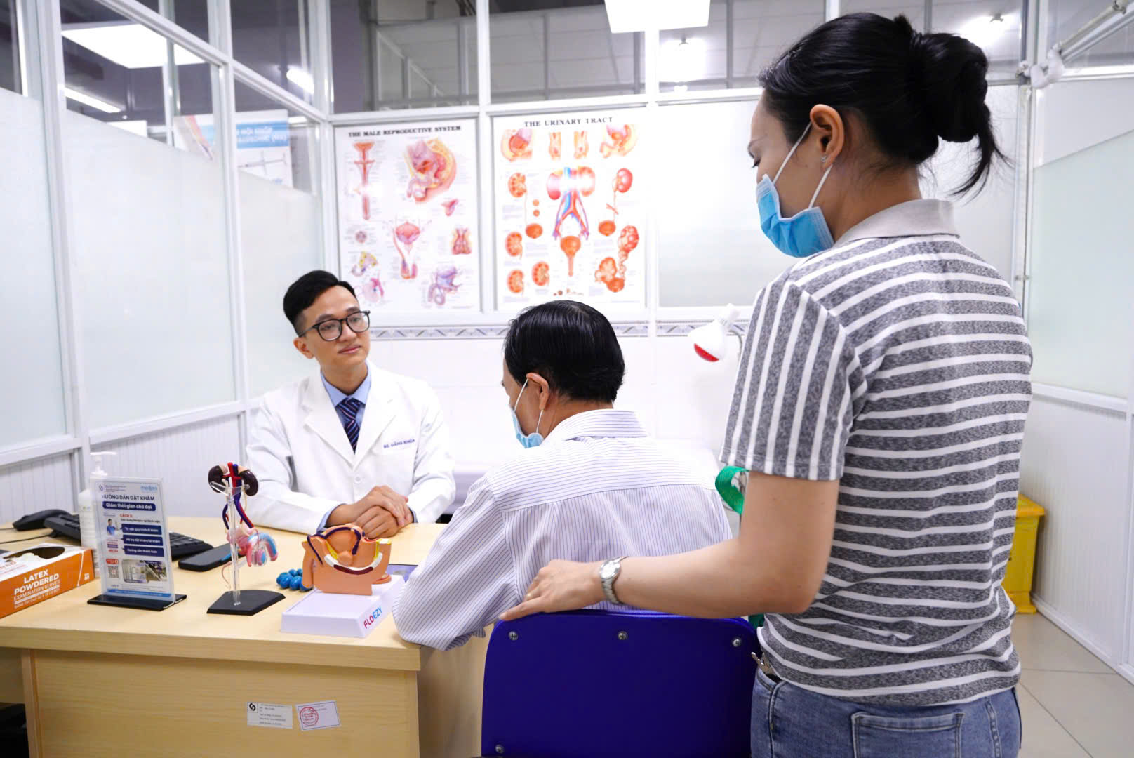Người đàn ông được vợ động viên đi khám nam khoa thay vì phải chịu đựng cảm giác khó nói, ảnh BVCC