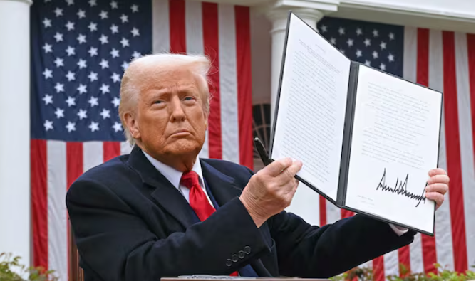 Ngày 2 tháng 4 năm 2025, Tổng thống Mỹ Donald Trump phát biểu về việc áp thuế trả đũa tại sự kiện Làm cho nước Mỹ giàu có trở lại được tổ chức tại Vườn Hồng Nhà Trắng và sau đó trình chiếu một sắc lệnh hành pháp mà ông đã ký. /AFP-Yonhap
