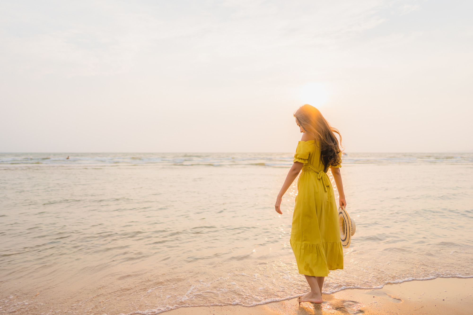 Phụ nữ sau đổ vỡ chằng hề sợ cô đơn, và rời đi trong gọn gàng nhiều lúc chính là tự trọng. (Ảnh minh họa: Freepik)