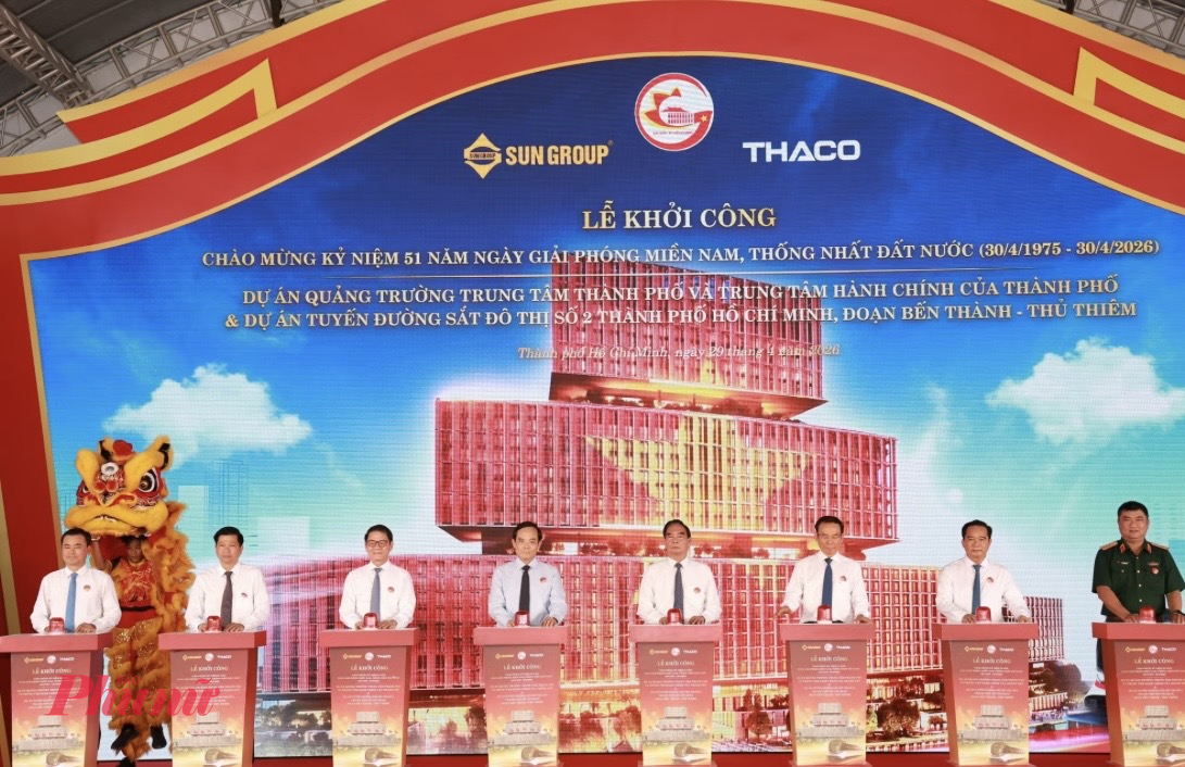 Lãnh đạo, nguyên lãnh đạo Đảng, Nhà nước, TPHCM thực hiện nghi thức khởi động Dự án Quảng trường Trung tâm và Trung tâm Hành chính thành phố và Tuyến đường sắt số 2, đoàn Bến Thành - Thủ Thiêm - Ảnh: T.T