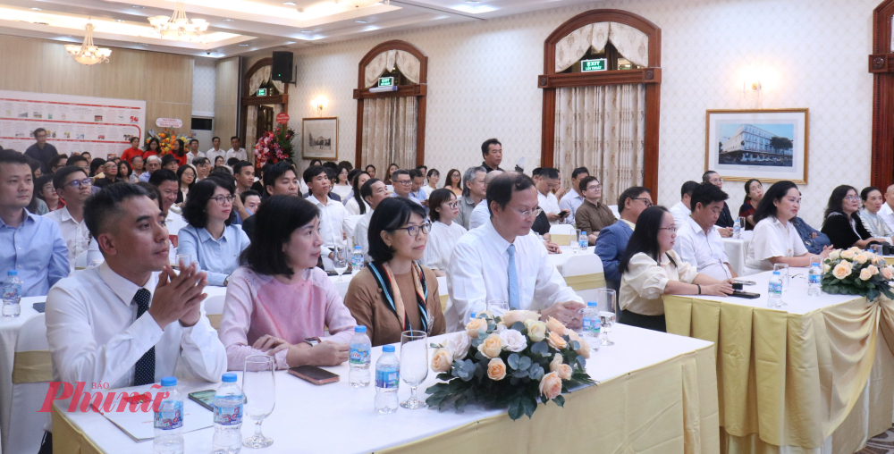 Đông đảo khách mời cùng tề tựu chúc mừng lễ kỉ niệm 50 năm thành lập của NXB Kim Đồng chi nhánh phía Nam