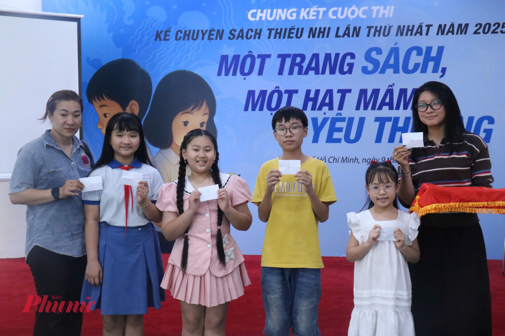 Các thí sinh bốc thăm thứ tự dự thi vòng chung kết