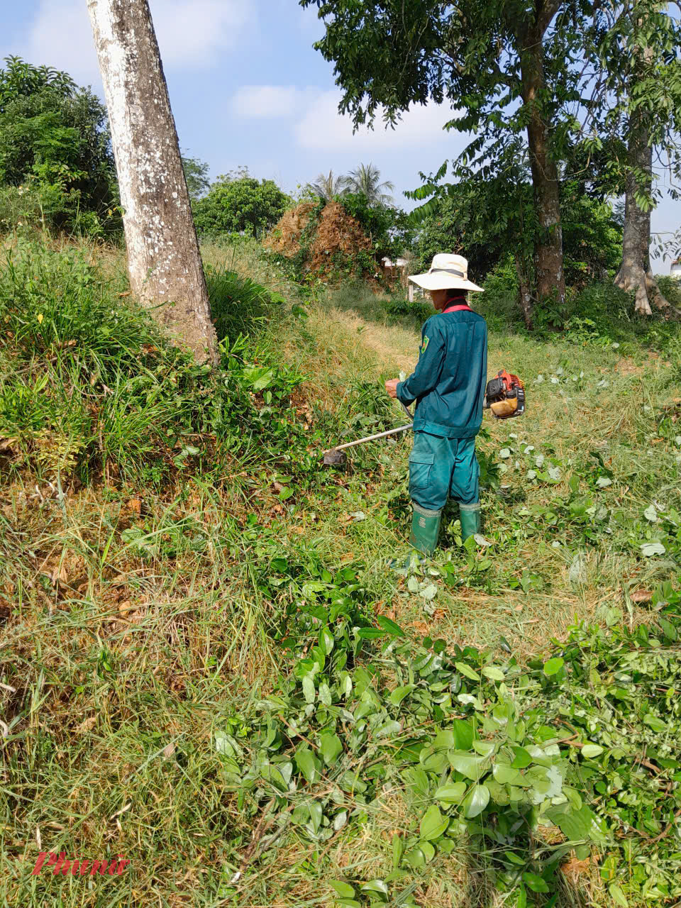 Người dân địa phương cùng chính quyền  phát quang khuôn viên di tích