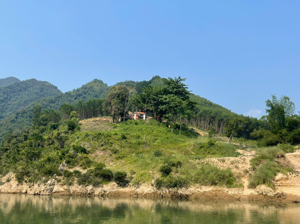 Dinh Bà Thu Bồn nhìn từ dòng sông lên