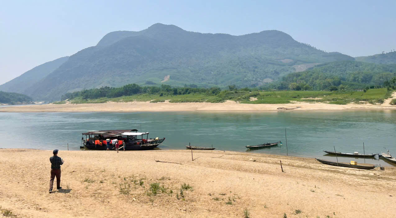 Di chuyển từ khu vực đậu xe đến bến phà khá dễ dàng