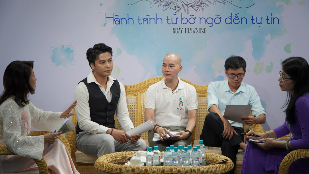 ồm có: ông Trần Đình Ba - phó giám đốc, phó tổng biên tập NXB Tổng Hợp TPHCM; nghệ sĩ nhân dân Mỹ Uyên - giám đốc nhà hát Kịch sân khấu Nhỏ; NSƯT - đạo diễn Lê Trung Thảo; NSƯT Võ Minh Lâm; bà Đoàn Thị Mai Hương - Thư ký toà soạn Báo Phụ Nữ TPHCM