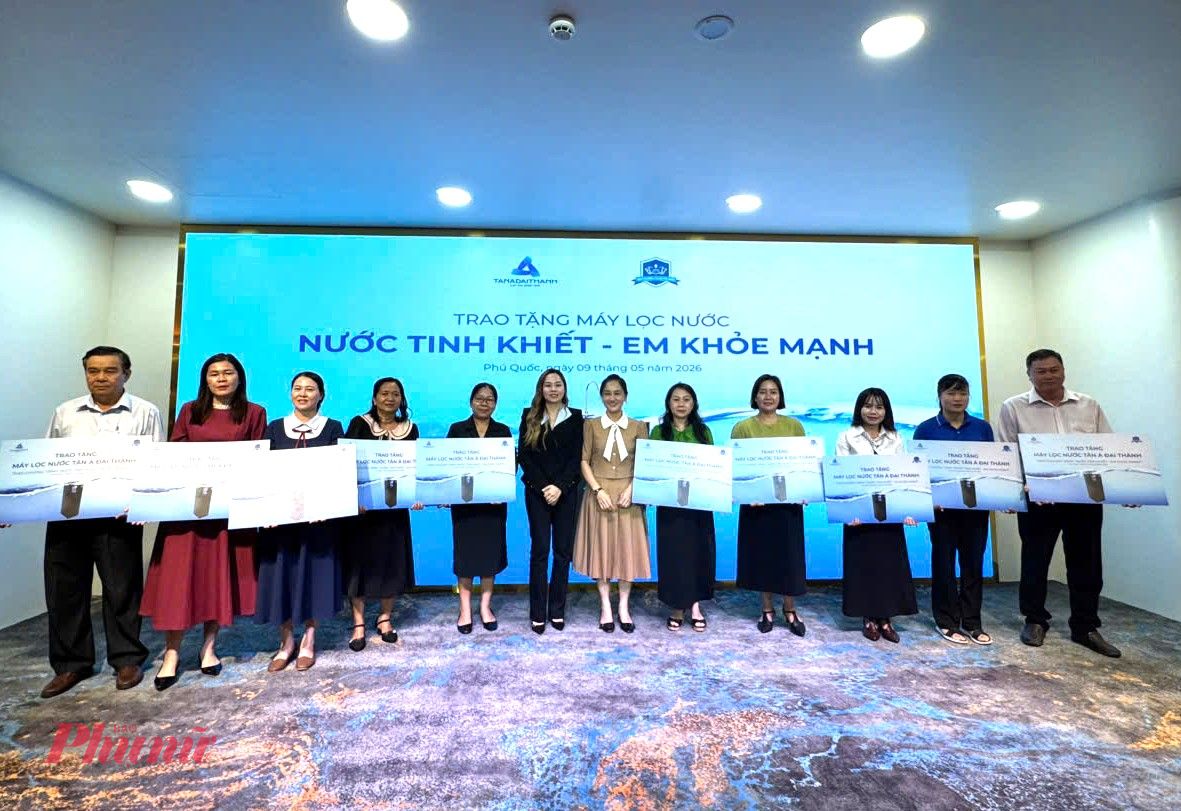 Lãnh đạo UBND đặc khu Phú Quốc và Tập đoàn Tân Á Đại Thành tặng biểu trưng máy lọc nước cho các trường học tại Phú Quốc - Ảnh Phú Hữu