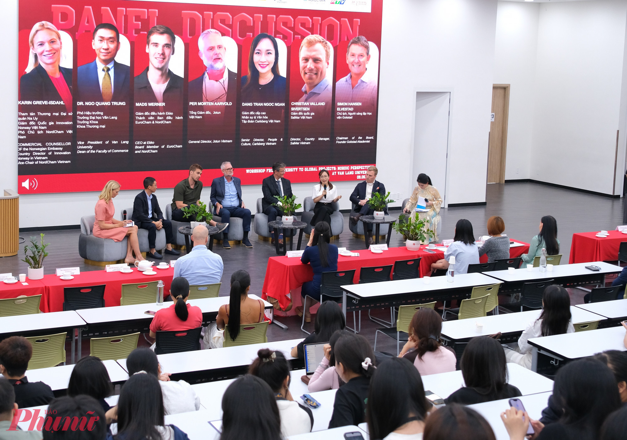Các diễn giả chia sẻ với sinh viên tại sự kiện - Ảnh: Nguyễn Loan
