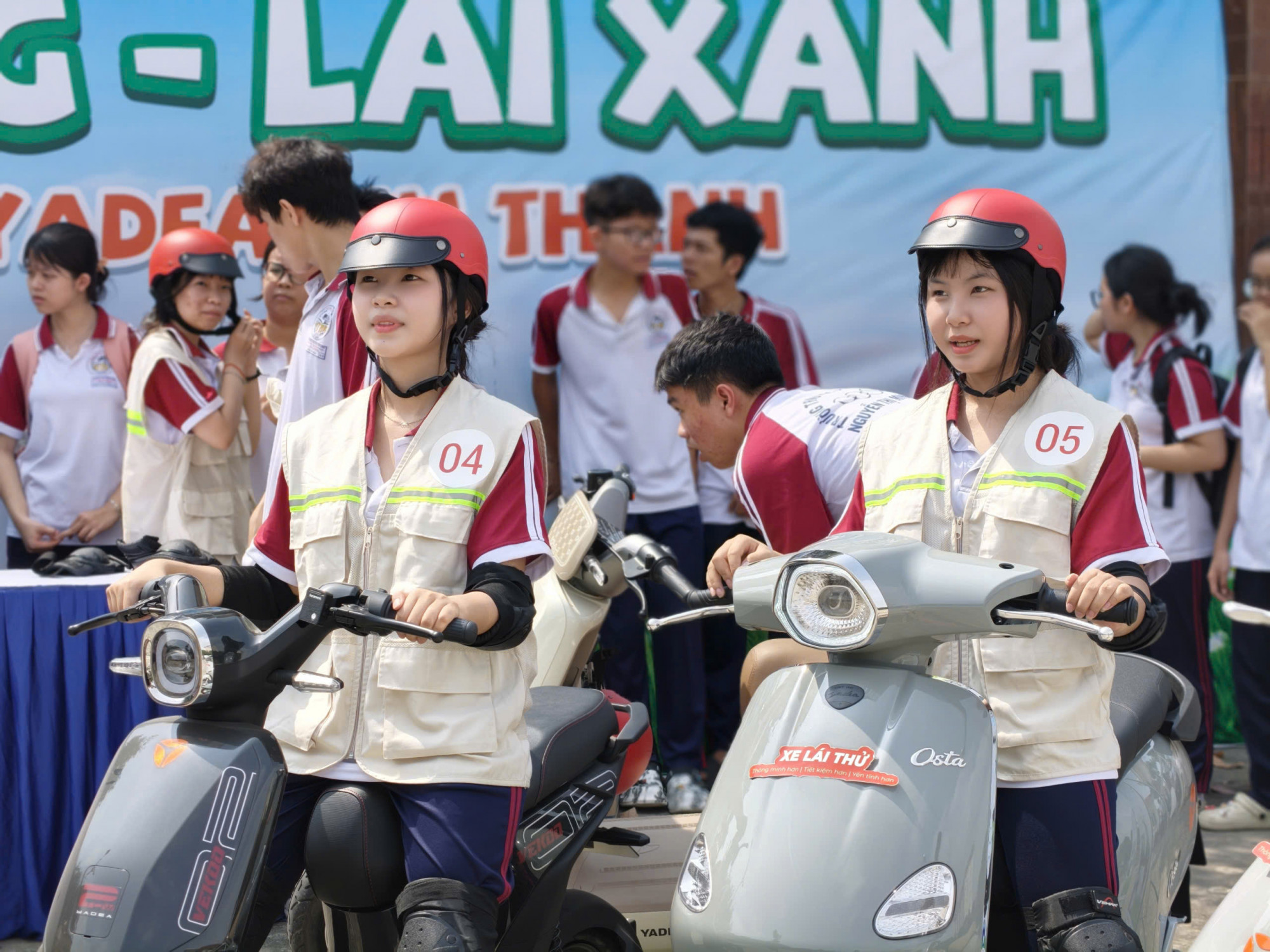 Các học sinh hào hứng trải nghiệm sa hình. Ảnh: Tuệ Nghi