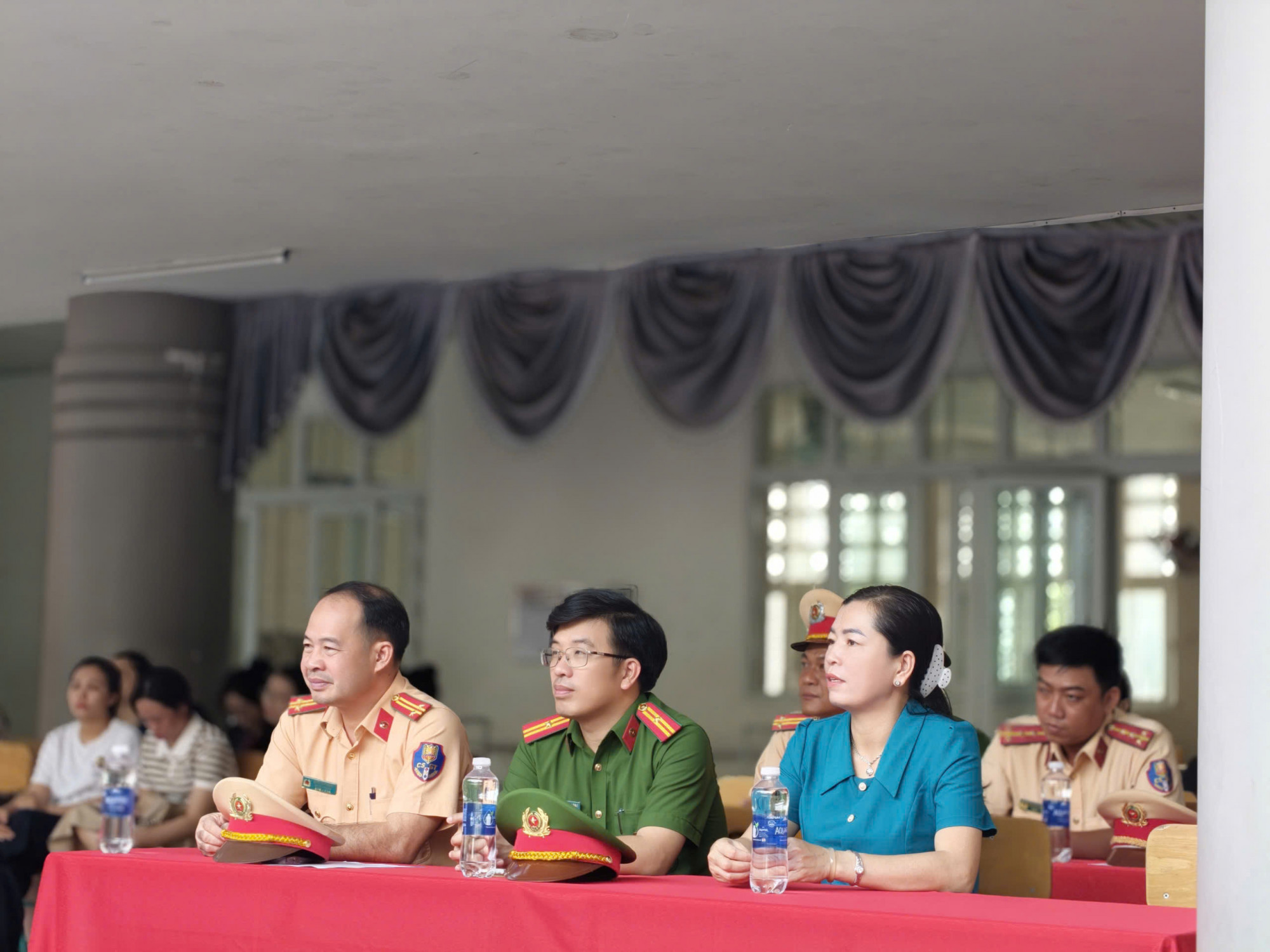 Lãnh đạo Đội CSGT Rạch Chiếc và Công an phường Tân Đông Hiệp tại buổi tuyên truyền. Ảnh: Tuệ Nghi
