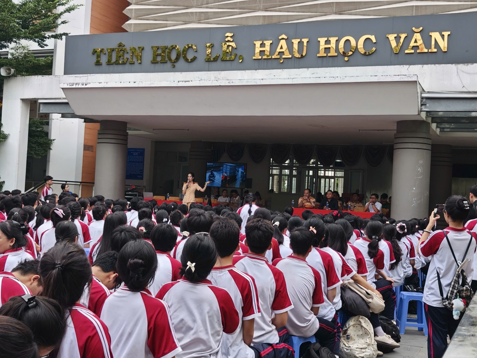 Trình chiếu các video, clip giúp học sinh nhận thức rõ hậu quả và hình thành thói quen khi tham gia giao thông. Ảnh: Tuệ Nghi.