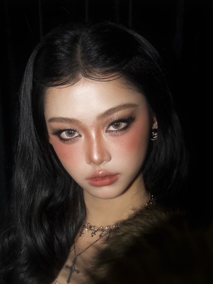 Môi đỏ, má hồng đậm là đặc trưng của phong cách makeup này - Ảnh minh họa: Pinterest