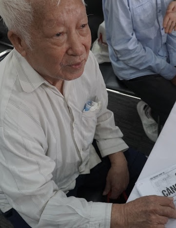 Ông Trần Vu, 87 tuổi, TPHCM là một trong những khán giả đặc biệt tại cuộc thi. Ông Vu cho biết nhờ thói quen đọc Báo Phụ nữ TPHCM suốt nhiều năm qua nên biết được cuộc thi và muốn đến để động viên tinh thần cho các cháu. Là một người đam mê đọc sách, nghiên cứu học thuật, ông Vu rất mừng khi thấy thế hệ thiếu nhi hiện nay dành nhiều sự quan tâm đến sách và có được sân chơi bổ ích như cuộc thi kể chuyện do Báo Phụ nữ TPHCM tổ chức.