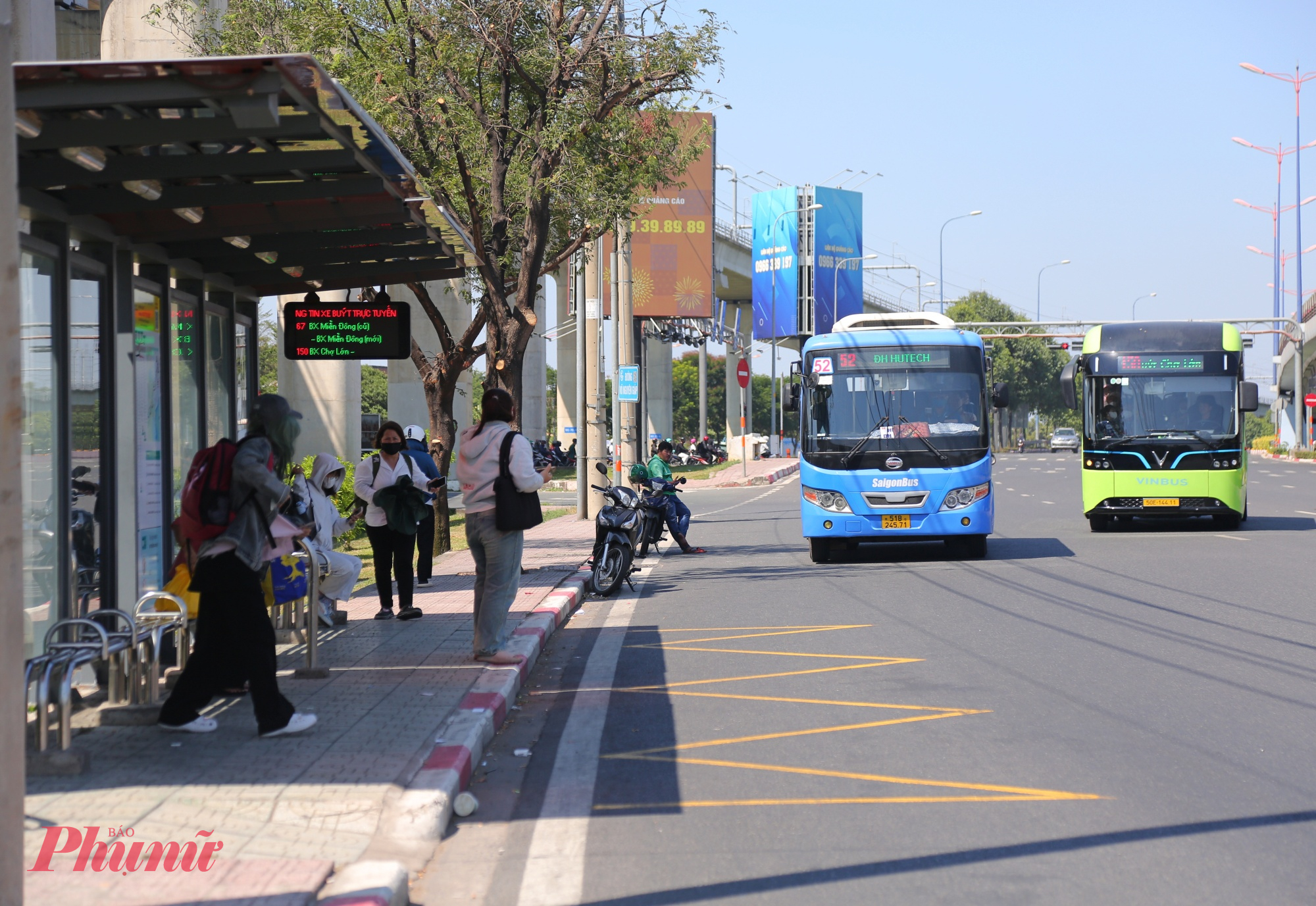 Các trạm chờ xe buýt hiện nay ở TPHCM còn đơn sơ - Ảnh: Nguyễn Văn