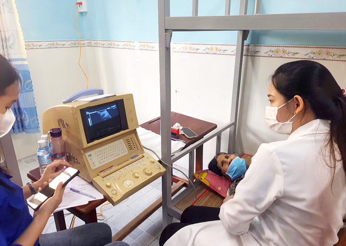 Bác sĩ khuyến cáo người dân - đặc biệt là phụ nữ lớn tuổi, gầy yếu - không nên chủ quan với các cơn đau bất thường - Ảnh minh họa: Phạm An