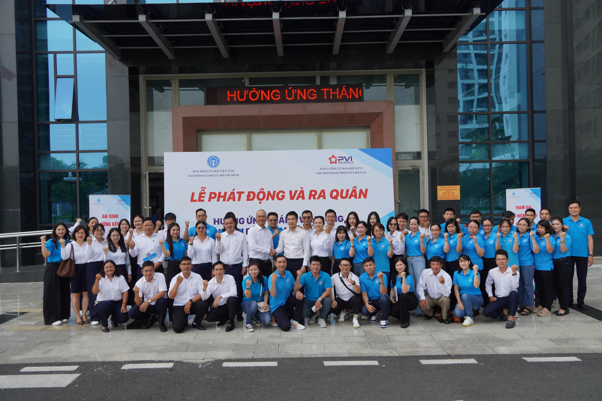 Lãnh đạo BHXH TPHCM, đại diện các phòng nghiệp vụ cùng cán bộ, nhân viên BHXH các cơ sở Tân Định, Xóm Chiếu, Chánh Hưng, Thủ Đức tại buổi lễ ra quân - Ảnh: BHXH TPHCM
