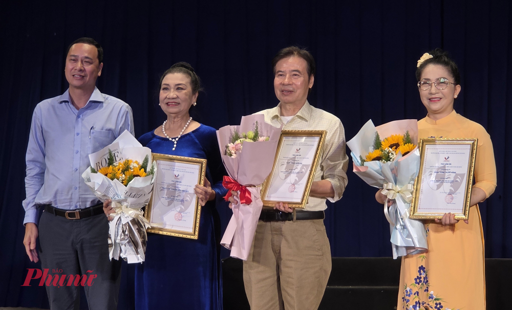 TS Phạm Huy Quang, quyền hiệu trưởng trường Đại học Sân khấu Điện ảnh TPHCM tặng hoa cho ban giám khảo, gồm: 