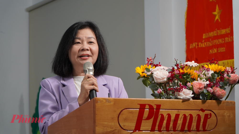 Tổng Biên tập Báo Phụ nữ TPHCM Lý Việt Trung phát biểu.