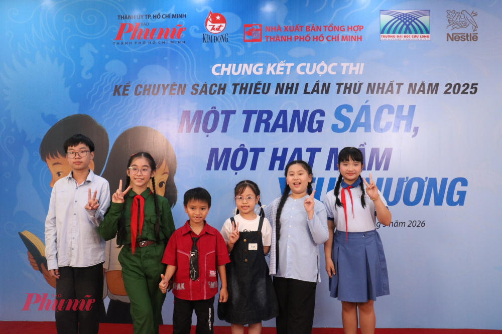 6 thí sinh xuất sắc nhất cuộc thi Kể chuyện sách thiếu nhi lần I.
