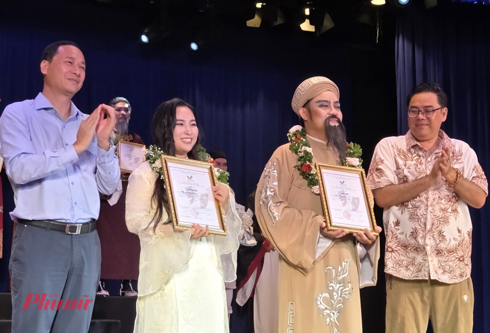 Khánh Tâm và Phan Thành Vinh nhận giải Nhất và Nhì của cuộc thi.