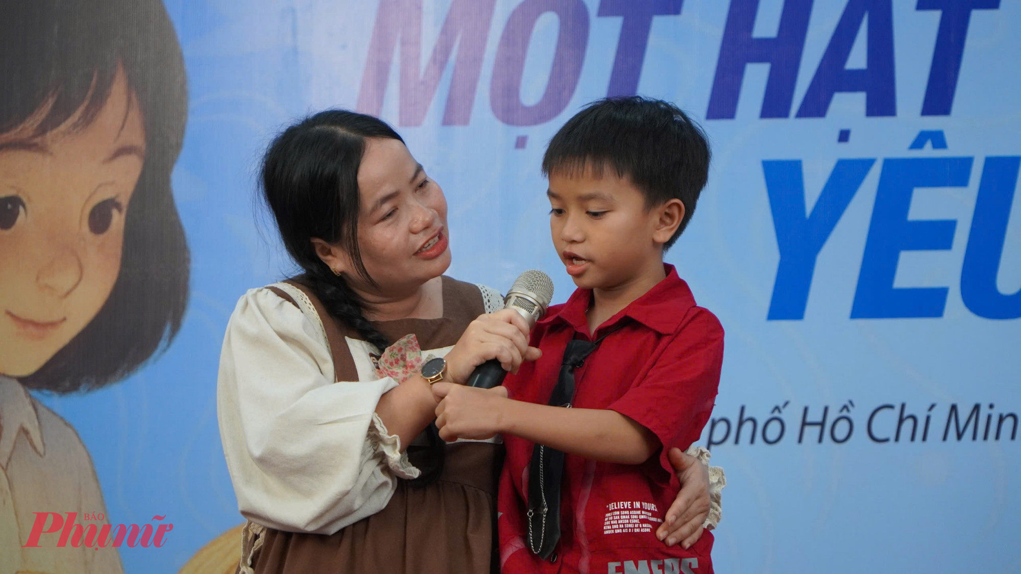 Thí sinh Phúc An đồng hành cùng mẹ trong phần thi gây xúc động 