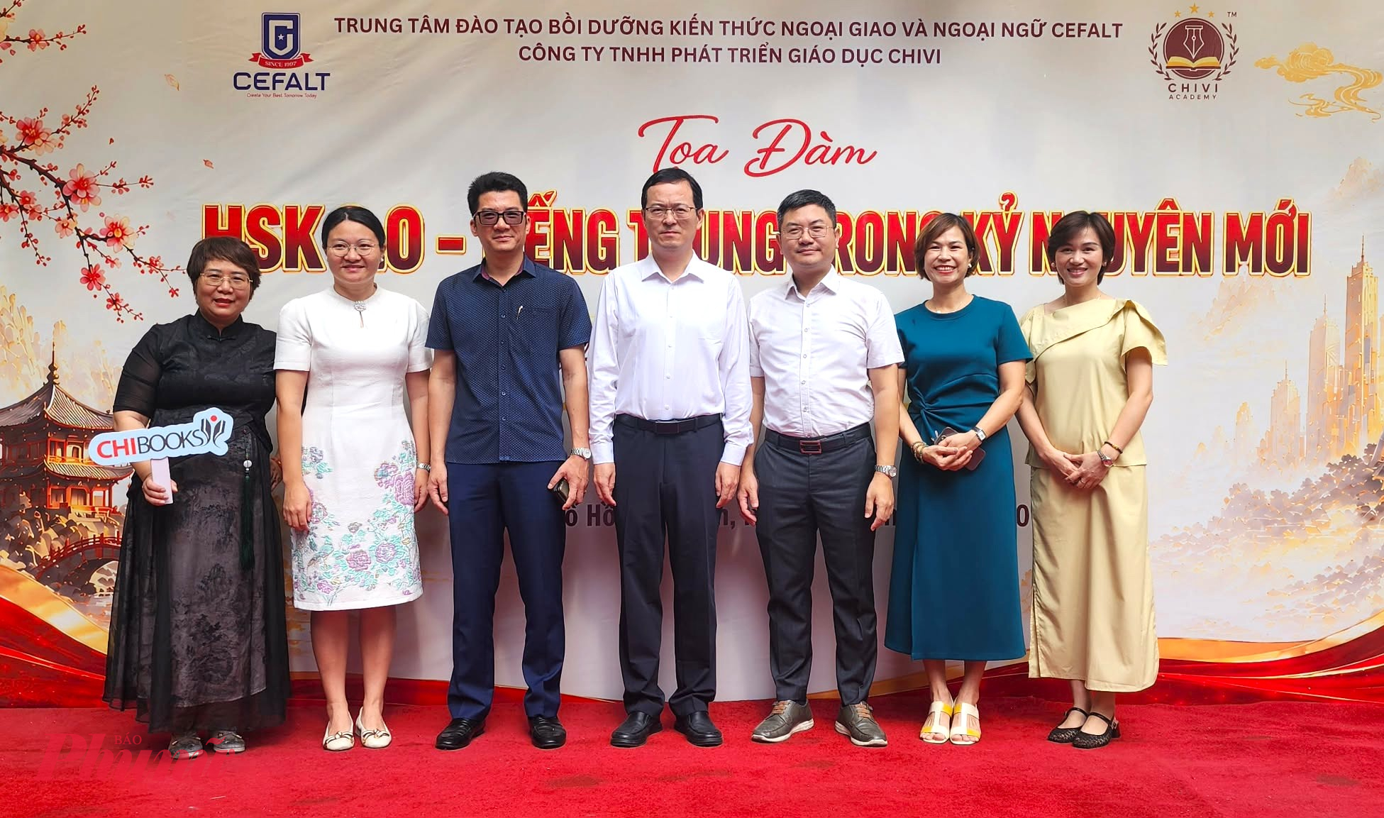 Các đại biểu cùng chụp ảnh lưu niệm trong chương trình
