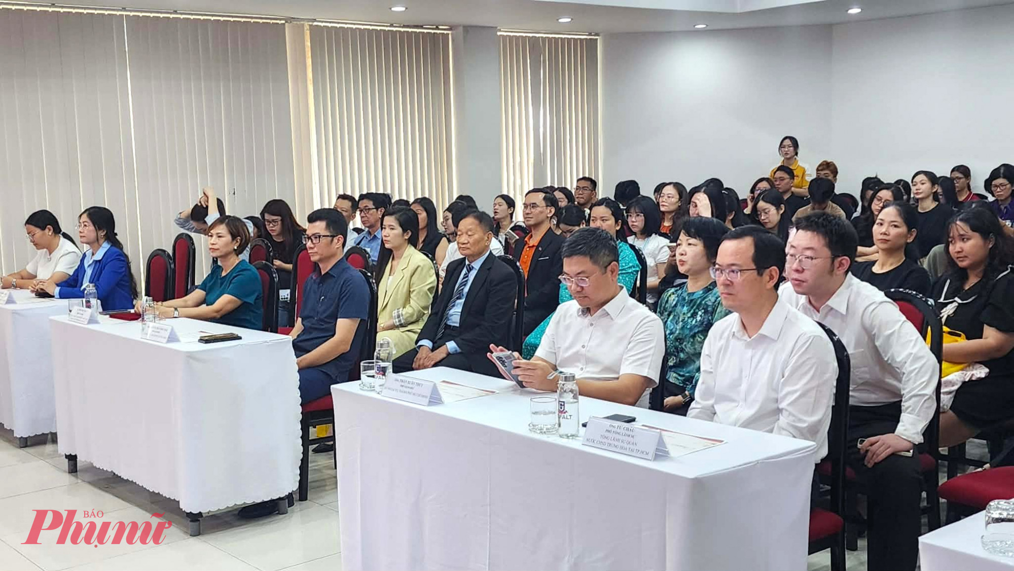 Tọa đàm thu hút sự quan tậm của các bạn học sinh, sinh viên cũng như người đi làm