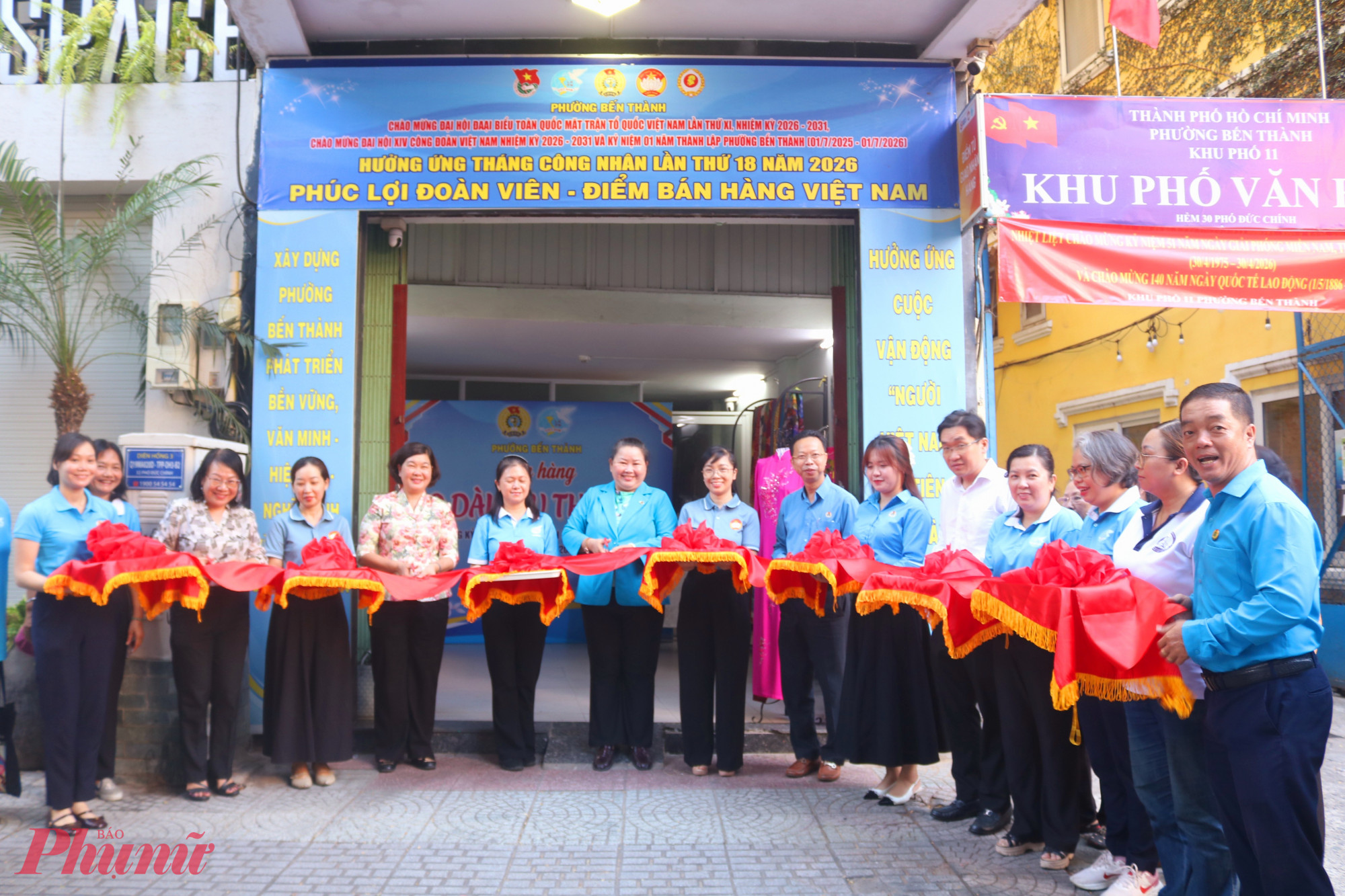 Các đại biểu thực hiện nghi thức cắt băng khánh thành gian hàng - Ảnh: Thảo Nguyên