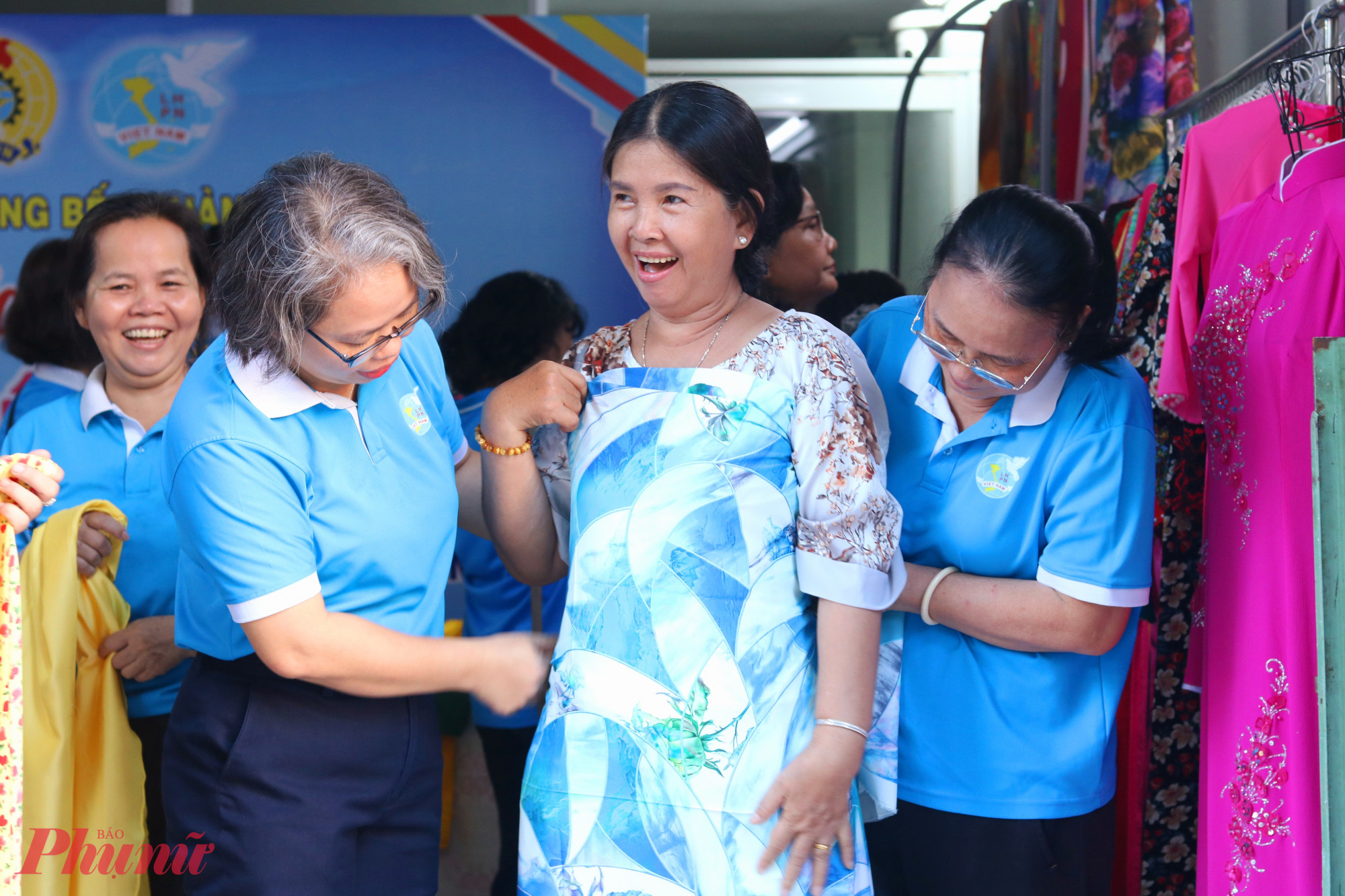 Nụ cười rạng rỡ của các chị em khi đến gian hàng “Áo dài yêu thương” - Ảnh: Thảo Nguyên 
