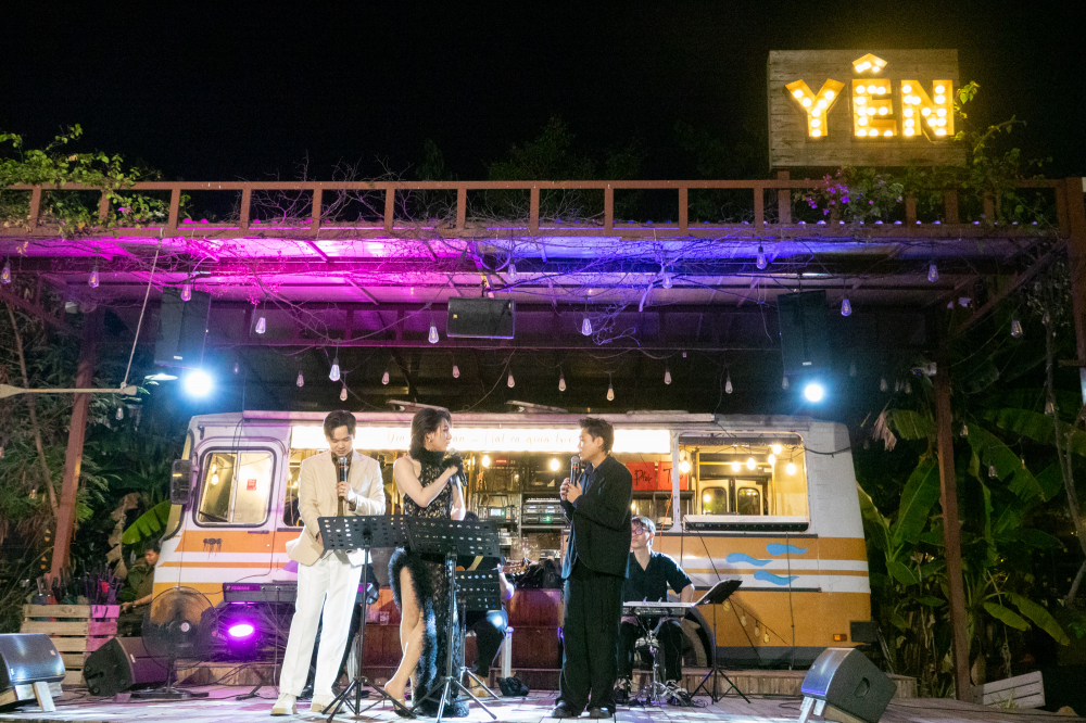 Nếu bạn thích những đêm nhạc giàu cảm xúc, Yên Acoustic (108 Đ. Tây Lân, phường Bình Tân) là cái tên khó để bỏ qua. Không gian quán mang phong cách trầm ấm như một góc nhỏ dưới hiên nhà, ánh sáng vừa đủ tạo cảm giác thư giãn, giúp người nghe tập trung nhiều hơn vào âm nhạc. Những buổi biểu diễn tại đây thường thiên về giọng hát và tiếng đàn hơn là hiệu ứng sân khấu. Chính sự tối giản ấy lại khiến trải nghiệm nghe nhạc trở nên gần gũi và dễ đồng cảm hơn, đặc biệt với những người tìm kiếm một nơi tách biệt khỏi nhịp sống nhanh của thành phố - Ảnh: @Yên
