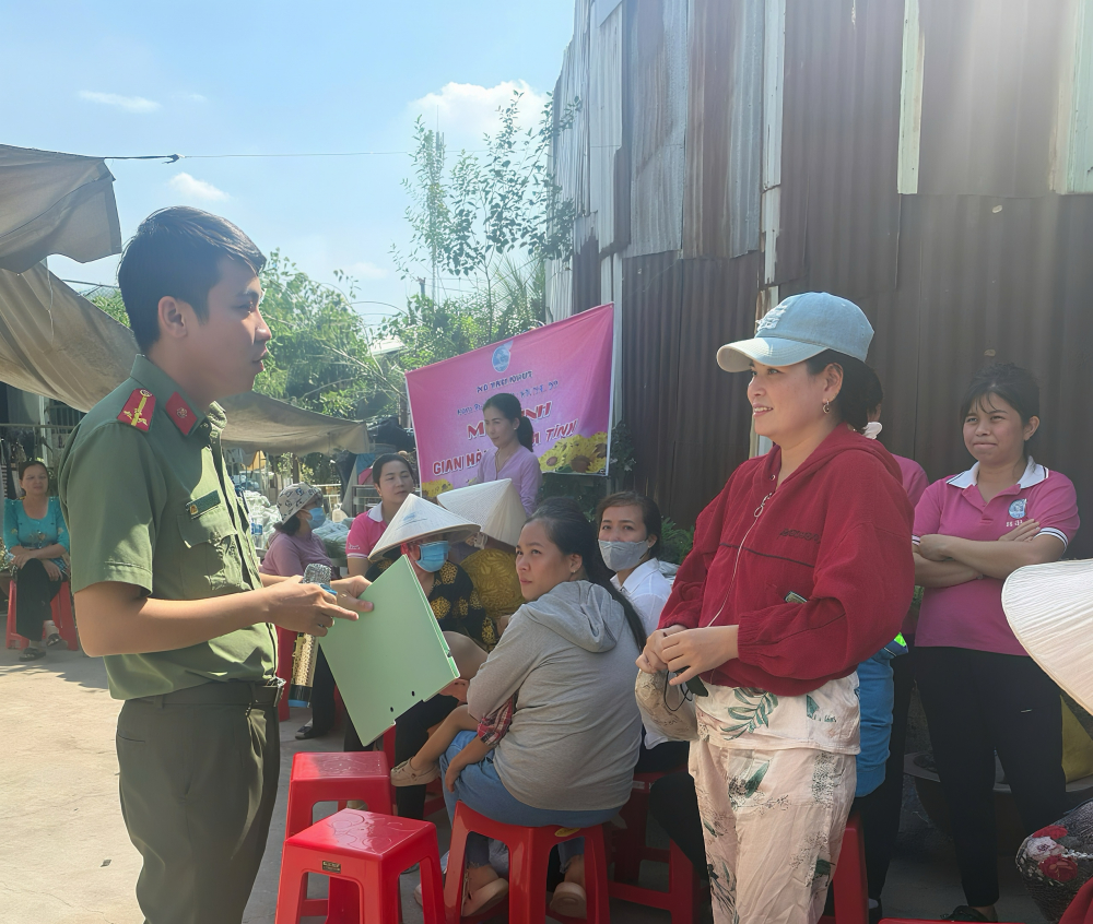 Lan tỏa kiến thức pháp luật bằng những buổi tuyên truyền gần dân, dễ hiểu Hội viên phụ nữ giao lưu cùng cán bộ công an