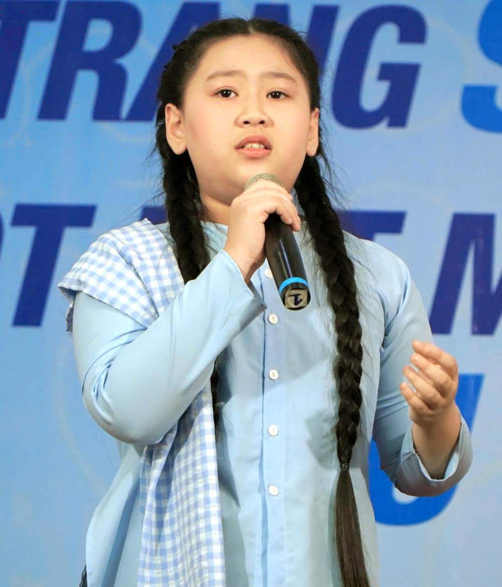 Thí sinh Nguyễn Cao Thanh Trúc (TPHCM) tự hào tái hiện khí chất kiên cường của tác phẩm Chị Út Tịch trên sân khấu. Tiết mục được nhận giải Khuyến khích